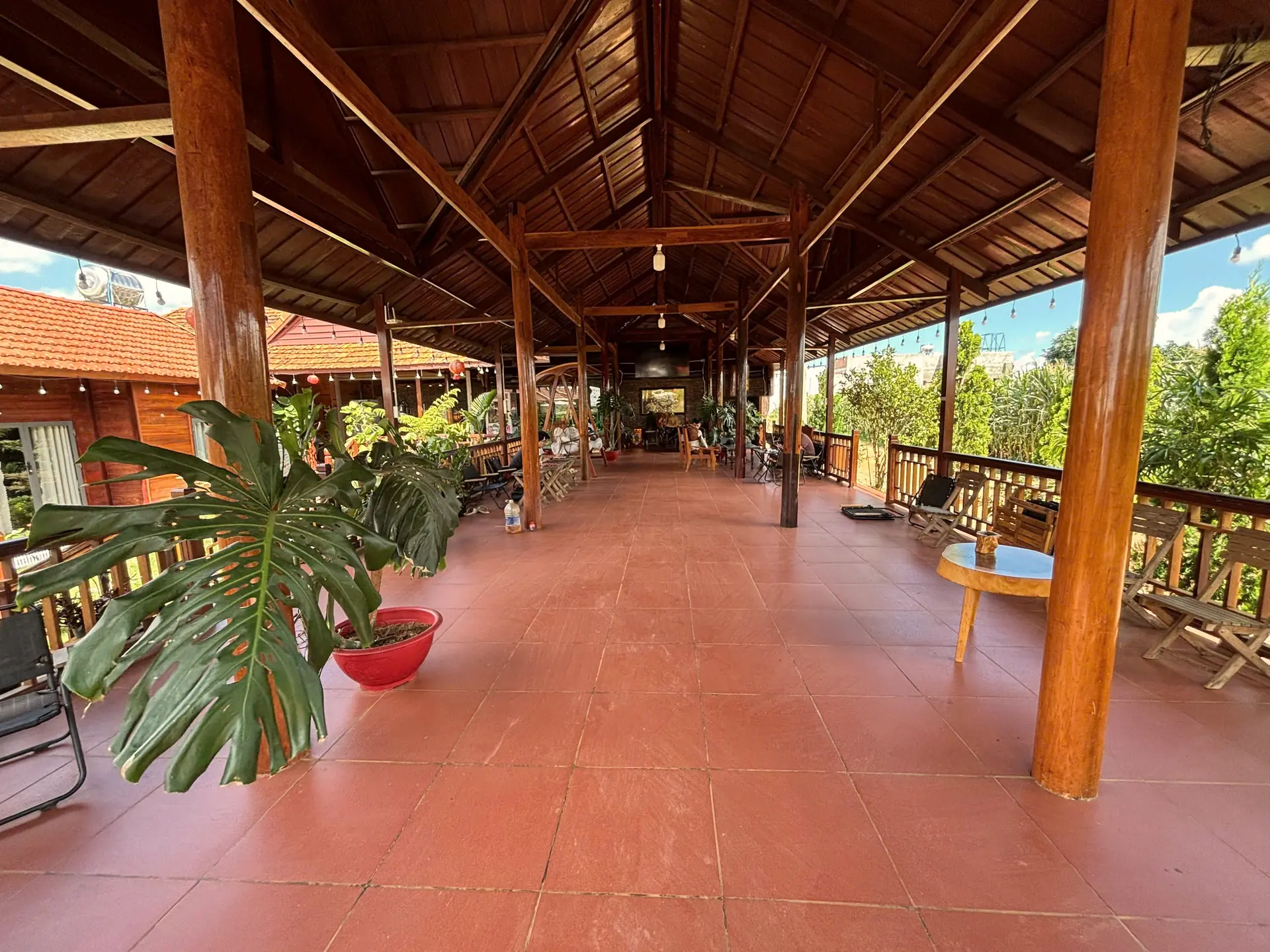 Không gian quán nhà gỗ Gen Coffee